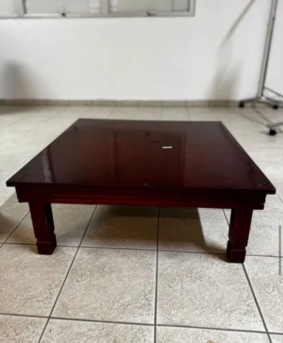 Mesa de centro de madeira.