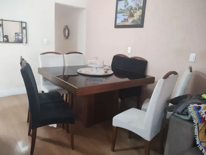 Mesa de blindex 8 cadeira estofadas com centro giratório.