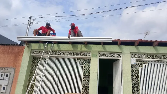 Contrata ajudante e serralheiro