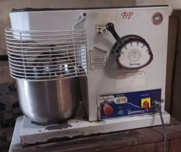Vendo batedeira 12 litros aceito proposta *51