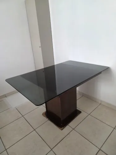Mesa de jantar com tampo de vidro