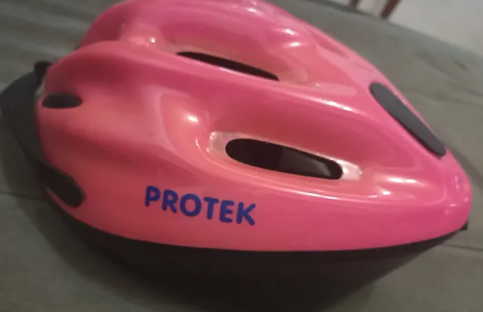 Capacete usado de proteção para bicicleta