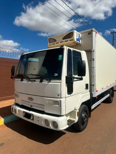 Caminhão 3/4 Ford Cargo 815 2011/2012