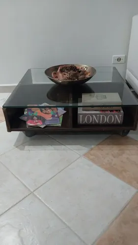 Mesa em madeira e vidro