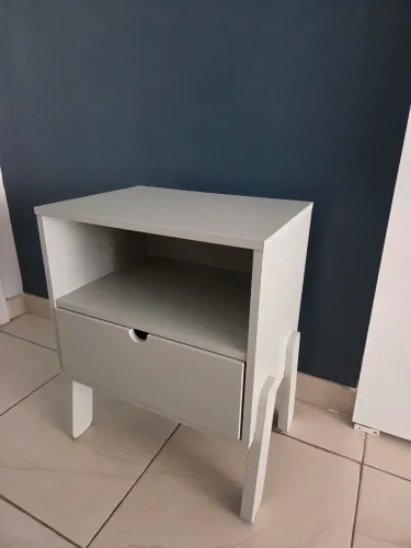 Mesinha de cabeceira da Tokstok...muito nova!