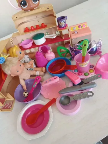 Lote casinha boneca + 2 bonecas e 30 acessórios