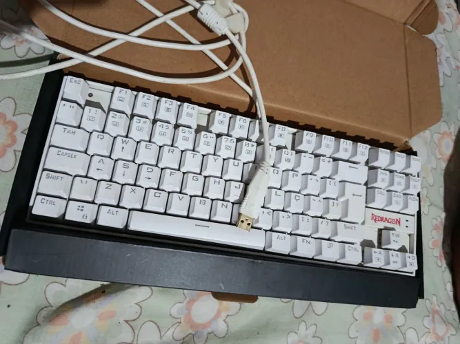 Teclado gamer Redragon na caixa
