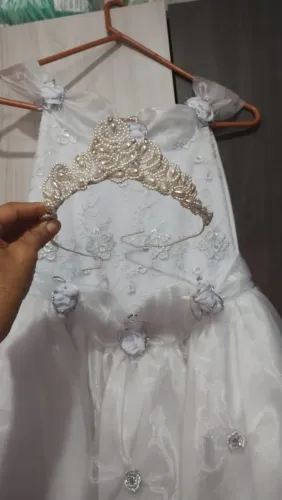 Lindo vestido branco, ideal para casamentos, festas e eventos especiais.