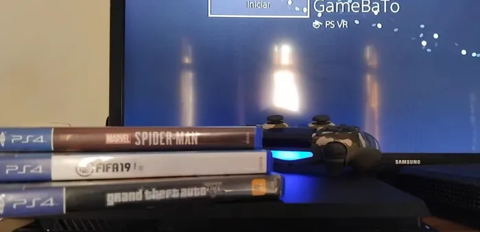 Vendo PS4 SLIM 1TB 1 controle + 3 mídias fisicas(Leia a descrição)