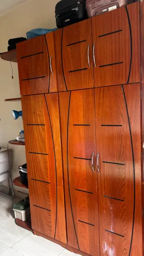 Guarda roupa de madeira 