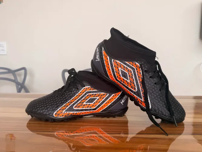 Chuteira Umbro Society infantil Número 35 - estado de nova