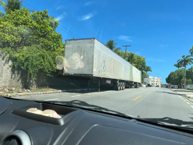 Vende-se três baú de carreta