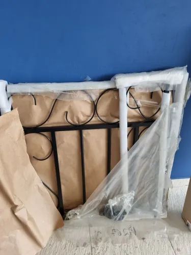 Cama de solteiro em ferro