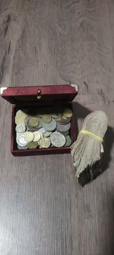 Vendo mais de 120 notas e uma caixinha de moedas frete ta grátis
