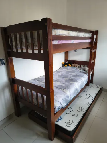 Beliche com cama auxiliar (Treliche), em madeira maciça.