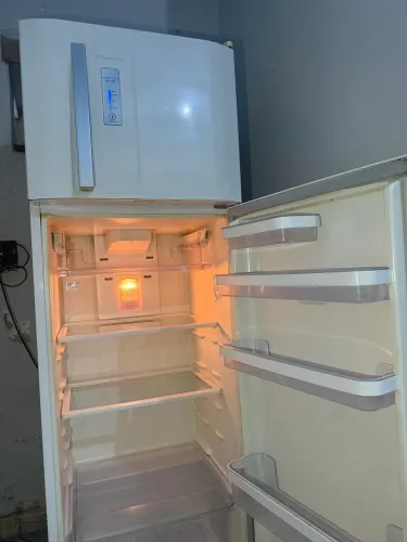 Vendo essa geladeira top. Gelando super bem. Geladeira de meu uso