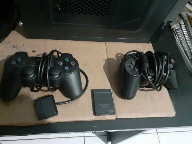 2 controles e 1 memoricard de Ps2