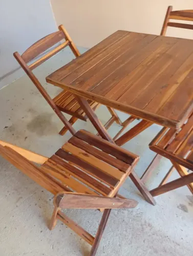 Conjunto de mesa com 4 cadeiras .. tenho 4 conjunto de mesa e cadeiras disponível..