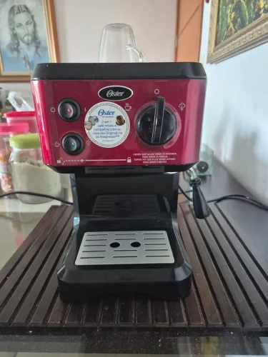 Vende-se cafeteira de café expresso Oster em perfeitas condições de uso
