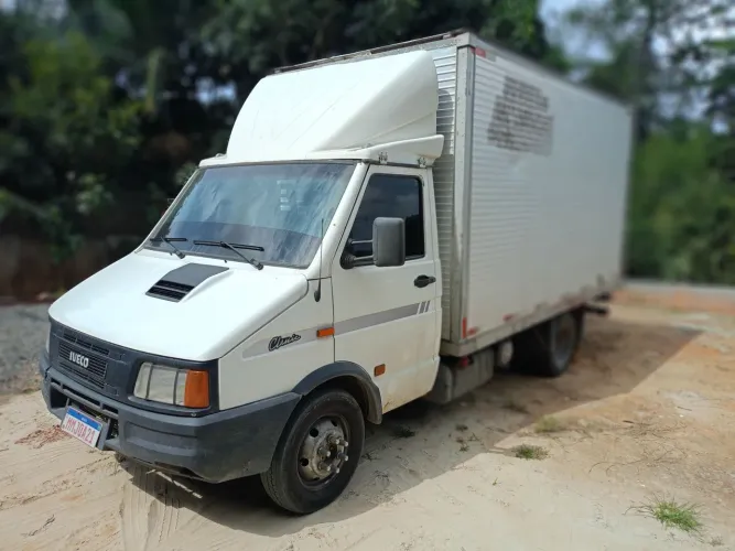 Iveco daily 4912 no baú 