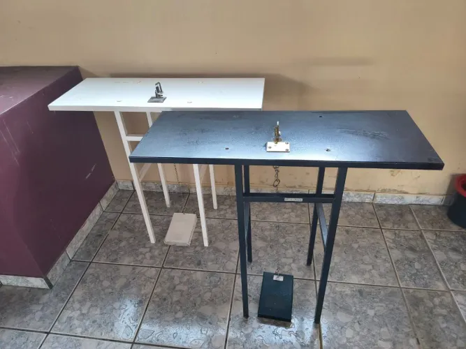 Máquina de laços com materiais pra produção.