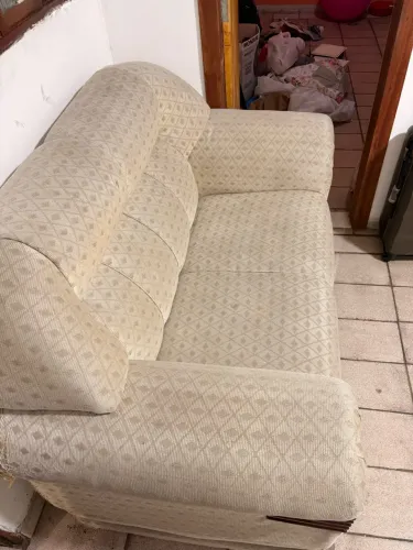 Sofá 2 Lugares Confortável Tecido Aveludado/Trançado Bege com Detalhes em Madeira
