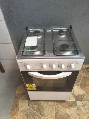 Fogão usado , com acendimento automático.