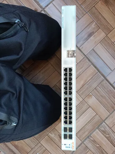 Switch 1930 24p 1 GBase-T/4p10Gsfp+ no estado liga mas acho que precisa manutenção
