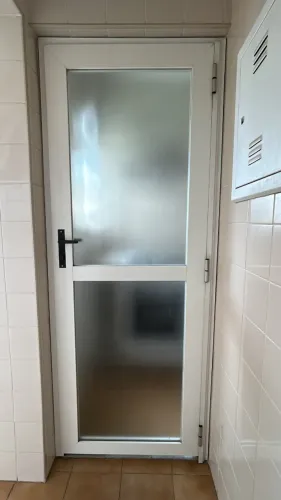 Porta para lavanderia ou cozinha