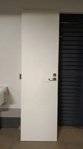 Vendo porta branca para banheiro com fechadura de alto padrão