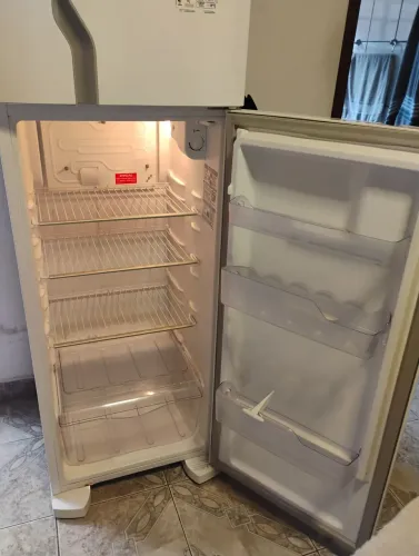 Geladeira Seminova, funcionando perfeitamente e em ótimo estado