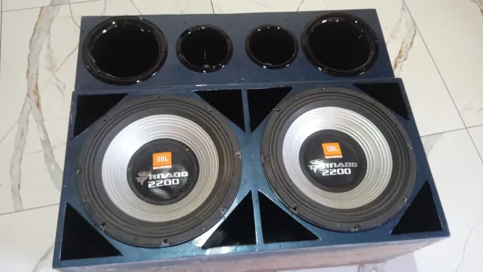 Som completo tem as barras twiter cabeamento completo processador de audio bateria tudo