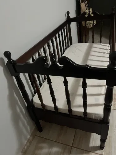 Berço em madeira maciça 