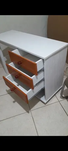 Escrivaninha com 3 gavetas