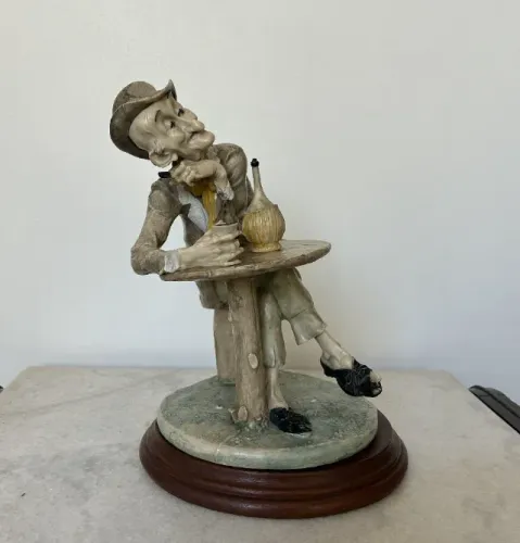 Lindo e Alto Bibelô Vintage "O Bêbado" de Resina para Colecionadores