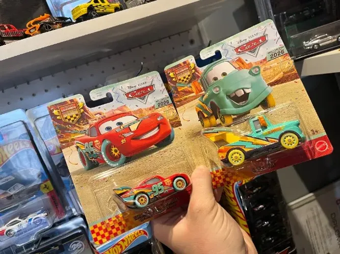 Carrinho Cars Disney Pixar Mate e Mcqueen Race to Celebrate Metal 1/55