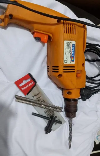 Furadeira de impacto -modelo F-10/a rotação:2200/2600RPM/potência 500watts/ voltagem 110V