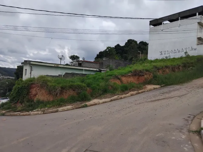 Oportunidade de Ouro! Terreno de 304m² em Esquina - Próximo ao Novo Viaduto - R$ 110 Mil