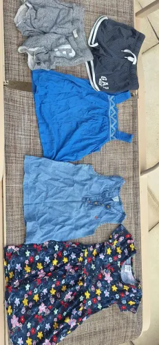 Lote de roupas com 22 peças para meninas tamanho 4 anos. Peças de várias marcas. 