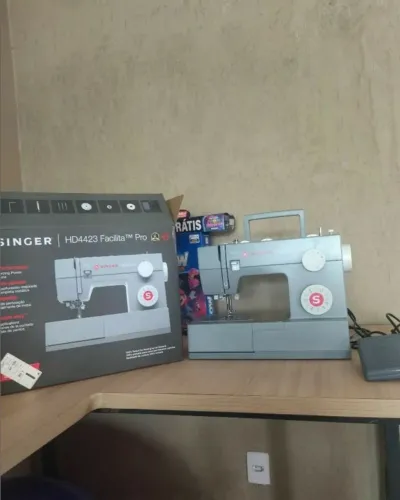 Máquina Singer 4423 pouco usada 127v