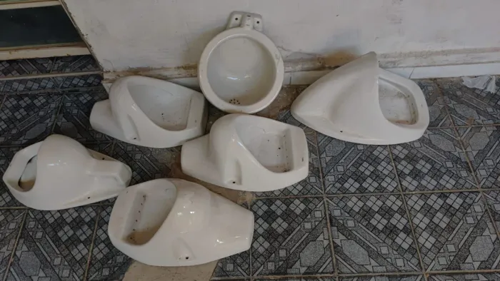 Lote com 6 mictórios de louça em cerâmica branca. Ideal para banheiros comerciais