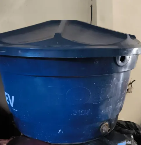 Vendo caixa de água em perfeito estado 310L