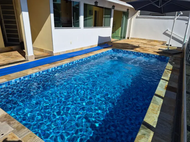 Casa com 4 quartos, 3 vagas de garagem e piscina