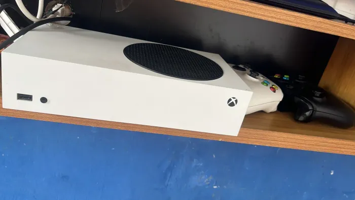 Vende se Xbox Séries S ( já é menor valor)