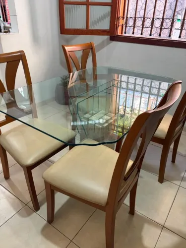 Mesa com 4 cadeiras