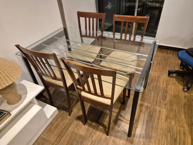 Mesa de jantar com tampo de vidro e 4 cadeiras estofadas, perfeito estado