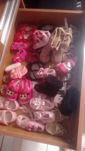 Vendo roupa e sapatos de criança até 4 meses