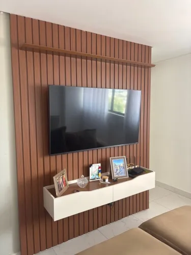 Painel Ripado em MDF com 2 Gavetas - Seminovo