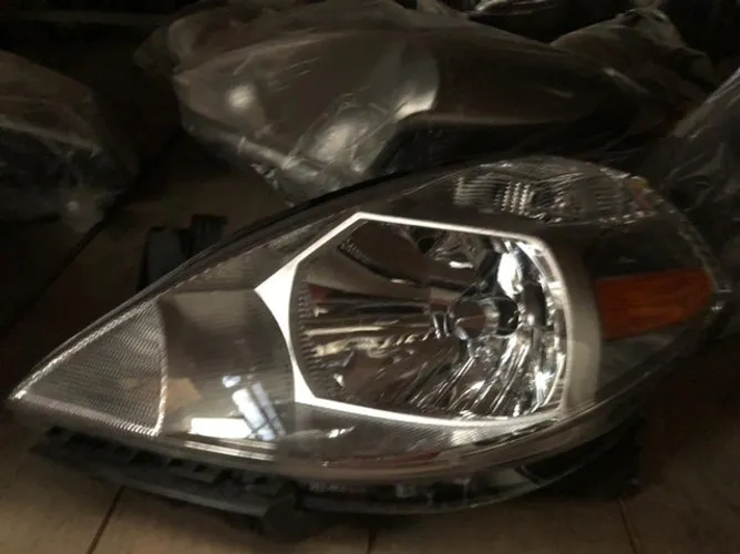Farol Nissan Tiida Sedan 