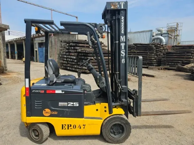 Empilhadeira Elétrica 2.5 toneladas ano 2012 com 2.500 horas troco por estrutura metalica 